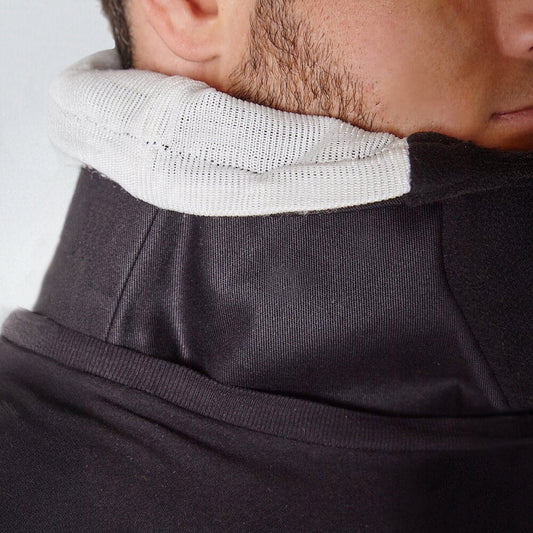 NECK PROTECTOR WITH PROTECTIVE LINING