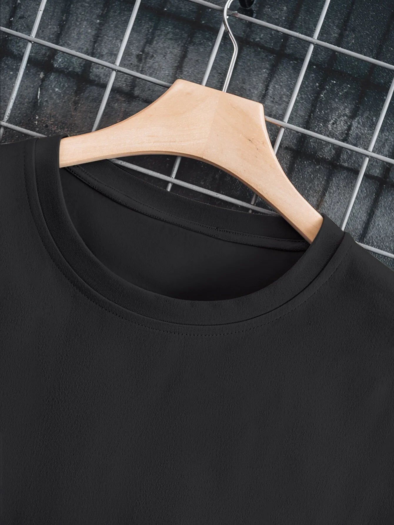 Men's Casual Round Neck T-Shirt with Bold "KISS Issues" Graphic - Black Polyester Tee, Machine Washable, Ideal Gift for Him