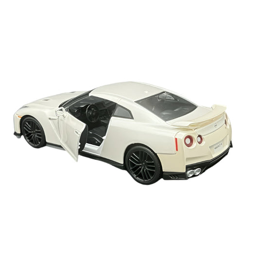 Bburago | 1:24 Nissan 2017 GT-R White Diecast Sports Car Model
