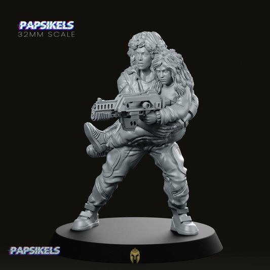 Aliens Lannie with Child Miniature