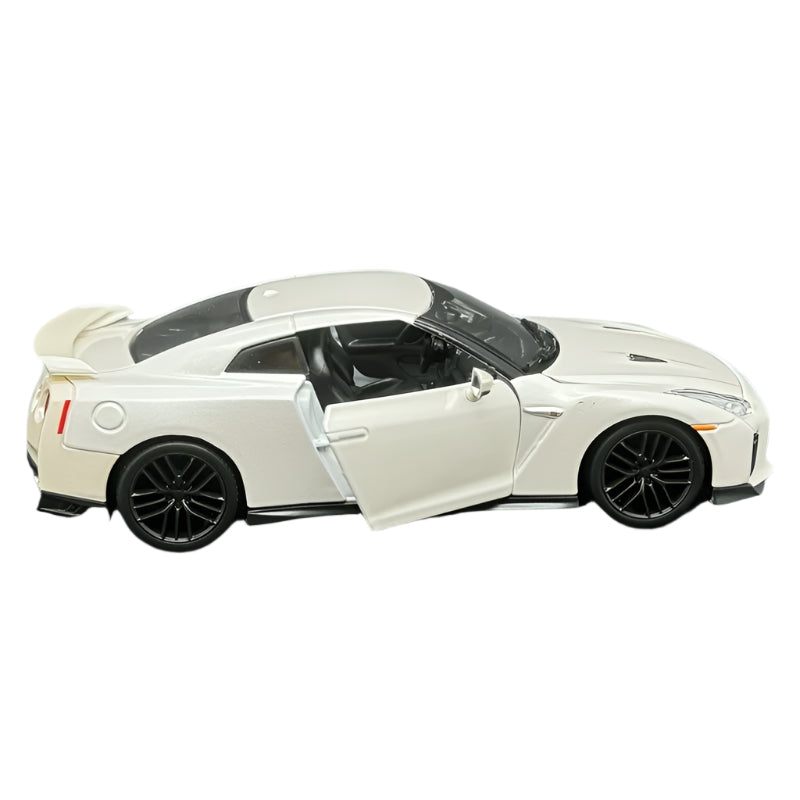 Bburago | 1:24 Nissan 2017 GT-R White Diecast Sports Car Model