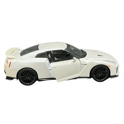 Bburago | 1:24 Nissan 2017 GT-R White Diecast Sports Car Model