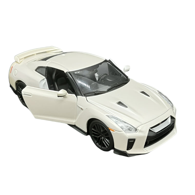 Bburago | 1:24 Nissan 2017 GT-R White Diecast Sports Car Model
