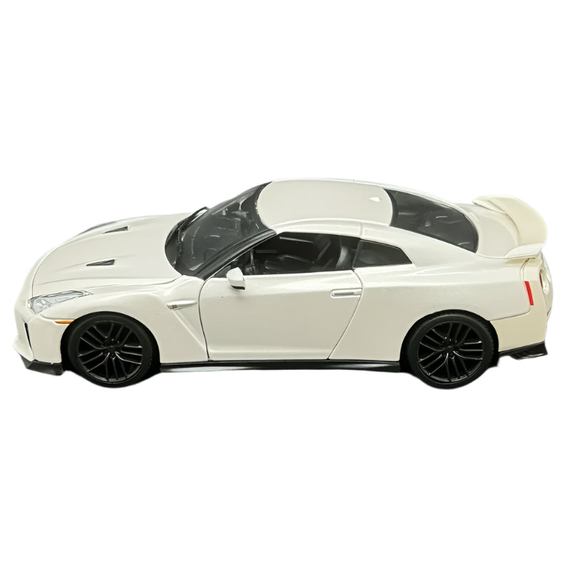 Bburago | 1:24 Nissan 2017 GT-R White Diecast Sports Car Model