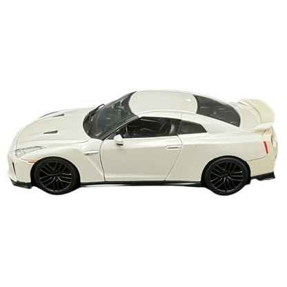 Bburago | 1:24 Nissan 2017 GT-R White Diecast Sports Car Model