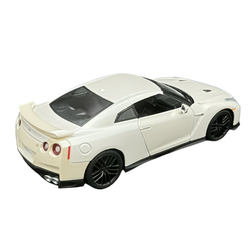 Bburago | 1:24 Nissan 2017 GT-R White Diecast Sports Car Model