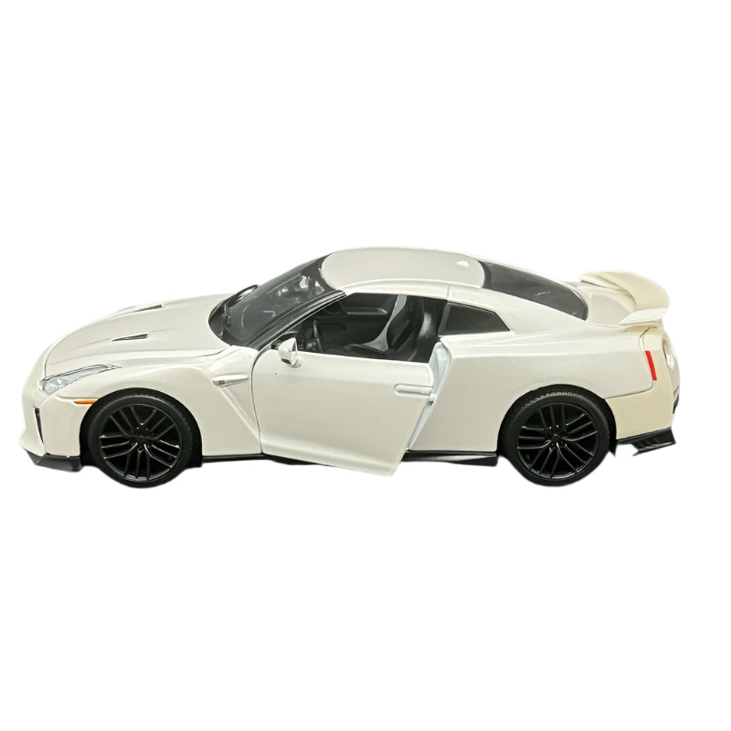 Bburago | 1:24 Nissan 2017 GT-R White Diecast Sports Car Model